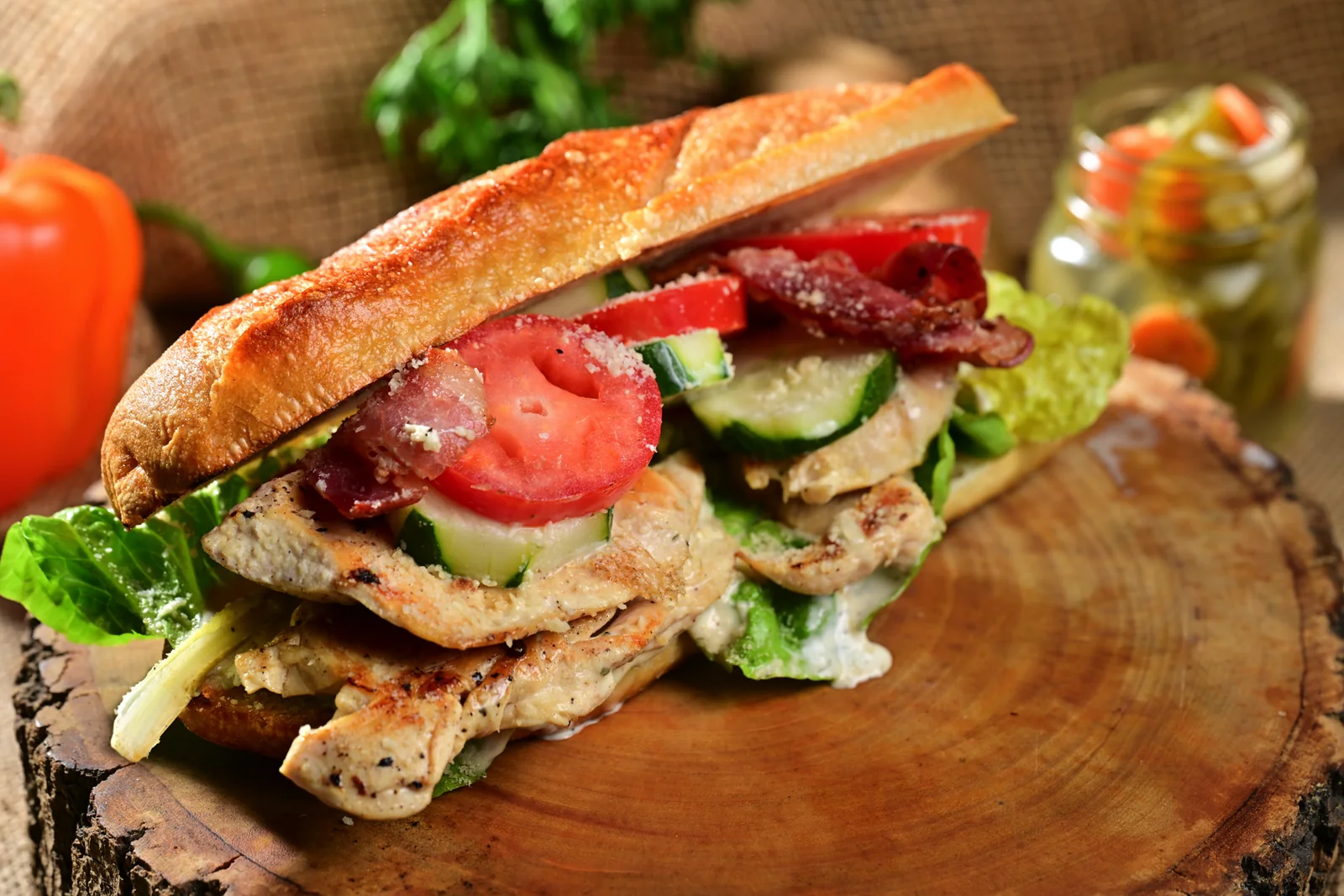 Sándwich de pollo parmesano con vegetales frescos